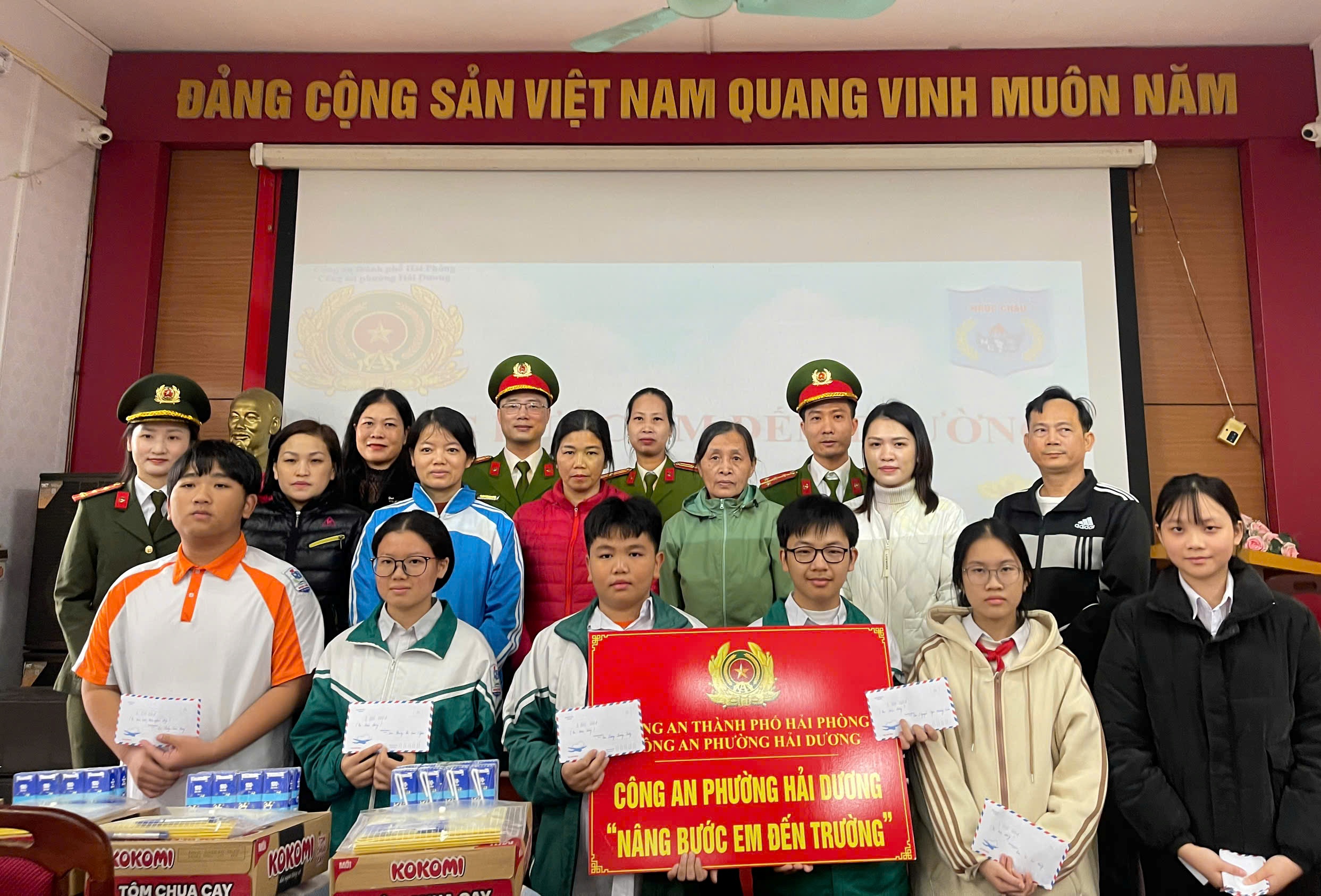Công an phường Hải Dương: Giúp đỡ 6 học sinh hoàn cảnh khó khăn theo phong trào “Nâng bước em đến trường”